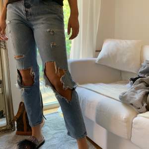 Håliga jeans från HM, skit snygga med perfekt slitning!!!! Jag är 180 lång och andvänder därför inte dessa lika mycket längre då dem är för korta. 