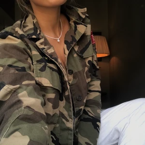 Kort militärjacka - Köpt för några år sen på Bikbok :) inte använt sen dess🙈