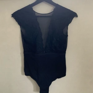 Vero Moda spets body  - Snygg spets body från vero Moda. Säljer pågrund av att den inte kommer till användning. Den är aldrig använd. 70kr om de går att mötas upp, annars endast fraktkostnaden vid köp.☺️