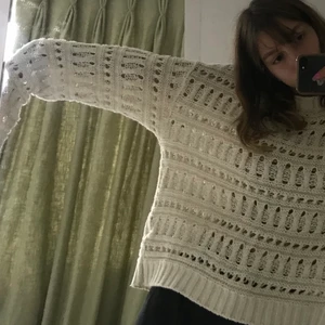 Carin Wester myströja - En vit tröja från Carin Wester som är grovt snygg med en färgglad bh eller tröja under. Unik och snygg