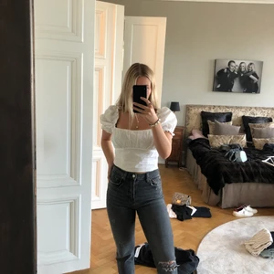 Vit topp Hm - Topp från hm med puffärmar. Jättefin men kommer tyvärr för sällan till användning. Endast använd en gång. Storlek 38 men sitter mer som en 36💖 200kr + frakt 