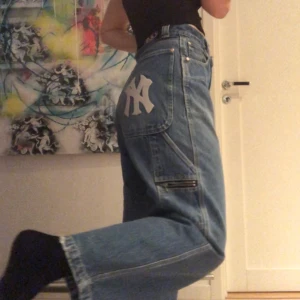 NY jeans! - Ett par väldigt unika jeans som säljs pga att de inte riktigt kommer till använding. Jag för för dessa byxor men de sitter inte som jag hade önskar på just mig, däremot tror jag att ngn som är kanske lite kortare och mindre i storleken kan rocka dessa byxor bättre än mig!💓 (INKLUSIVE FRAKT)❤️❤️❤️