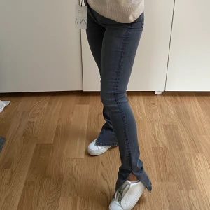 Skinny split jeans zara gråa 34 - Helt nya jeans med prislapp kvar!!! Gråa skinny split jeans med slits från zara. Storlek 34. Passar längd runt 165-170. Gör retur om dom ej blir sålda, därför är det meningslöst att pruta. Vet att det är stor efterfrågan och tänkte kolla om nån var intresserad innan jag skickar tillbaks. Frakt ingår ej utan tillkommer på 63kr.