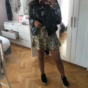 Kjol - Säljer min kjol från Zara. Användt fåtal gånger , jättefint skick! Den är i st M men passar mig som vanligt vis är en XS-S eftersom man kan knyta. 150kr+ frakt. 