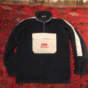 Helly Hansen Fleece. Storlek L. Skick 9/10 - Skön och varm fleece. Använd fåtal gånger.
