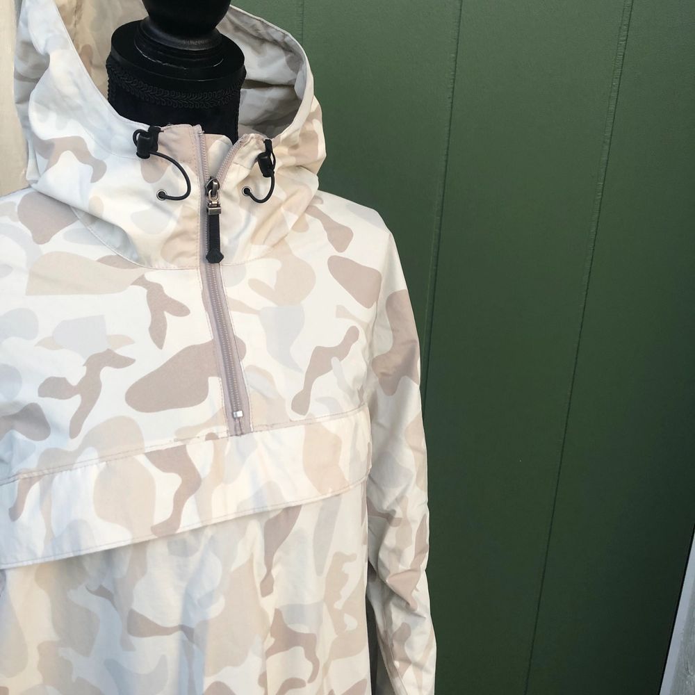 Camouflage vindjacka/anorak av märket Warp. | Plick
