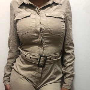 jumpsuit - En snygg jumpsuit från Nelly i storleken xs, knappt använd! säljes pga ingen användning!