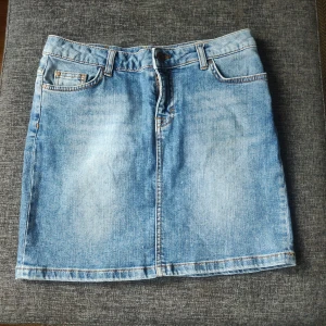 Jeanskjol - Snygg och bekväm jeanskjol. 