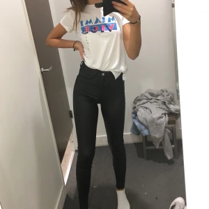 Skinnbyxor - Säljer dessa ASNAJS skinnbyxor från Hm i storleken 27/32, vilket är XS/S skulle jag säga. Säljer pga för små!! Riktigt najs till hösten💞⚡️💖😘🙌🏼