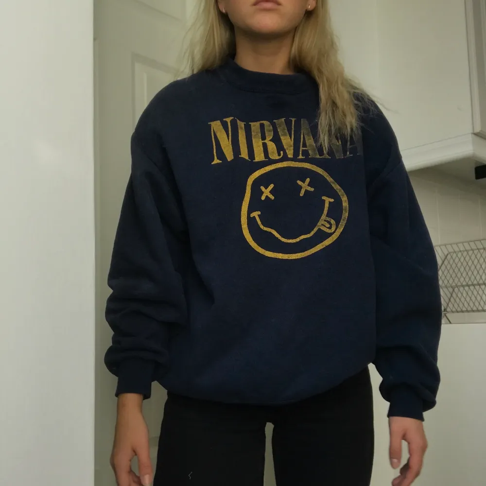 En vintage Nirvana sweatshirt i en mörkblå färg. Köpt i Köpenhamn. Jag som är S bär den lite oversized. Jag skulle säga att den passar XS-M.. Toppar.