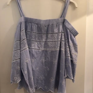 Linne - Blått sommarlinne med korta ärmar. Aldrig använd. Ordinarie pris 300kr. Buda i kommentarsfältet. Köpare betalar eventuell frakt. 