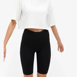 Korta leggings från MONKL till salu!🥰 - Så sjukt sköna korta leggings! Säljs pga att de är lite för stora för mig som brukar ha S. Använda men i fint skick!😉 50kr+frakt. Kontakta mig vid intresse eller frågor 😁