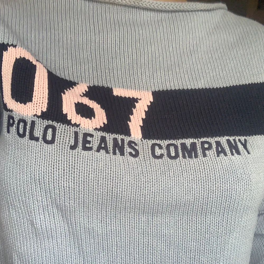 90-tals stickat tröja från Ralph Lauren. Så fin kvalite! Tyvärr är den vita texten lite rosa pga missfärgning men det är bara fint (syns på andra bilden)💫. Tröjor & Koftor.