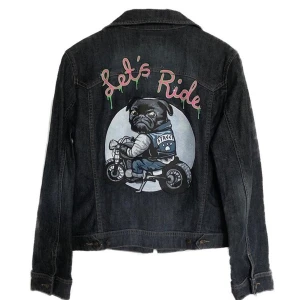 CUSTOM MADE DENIM JACKA  - Denna asfeta jeansjacka är handmålad av ”ACIES ART”. Självaste jackan är från början vintage, som sedan målades på, men jackan är i perfekt skick. Är i storlek S💕 200kr plus frakt!