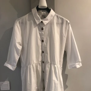 Skjortklänning - En söt skjortklänning från asos. Med fina knappar. Lägg ett bud :)