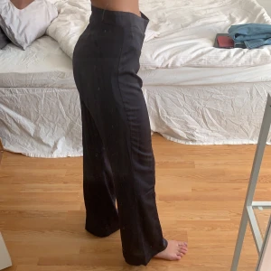 Satinbyxor - Superfina och sköna satinbyxor från missguaided i storleken 6(cirka xs-s). Bara testade då de är lite stora i midjan för mig. Jag är 173cm lång. Blandning mellan lila,svart,grå och blå i färgen😅