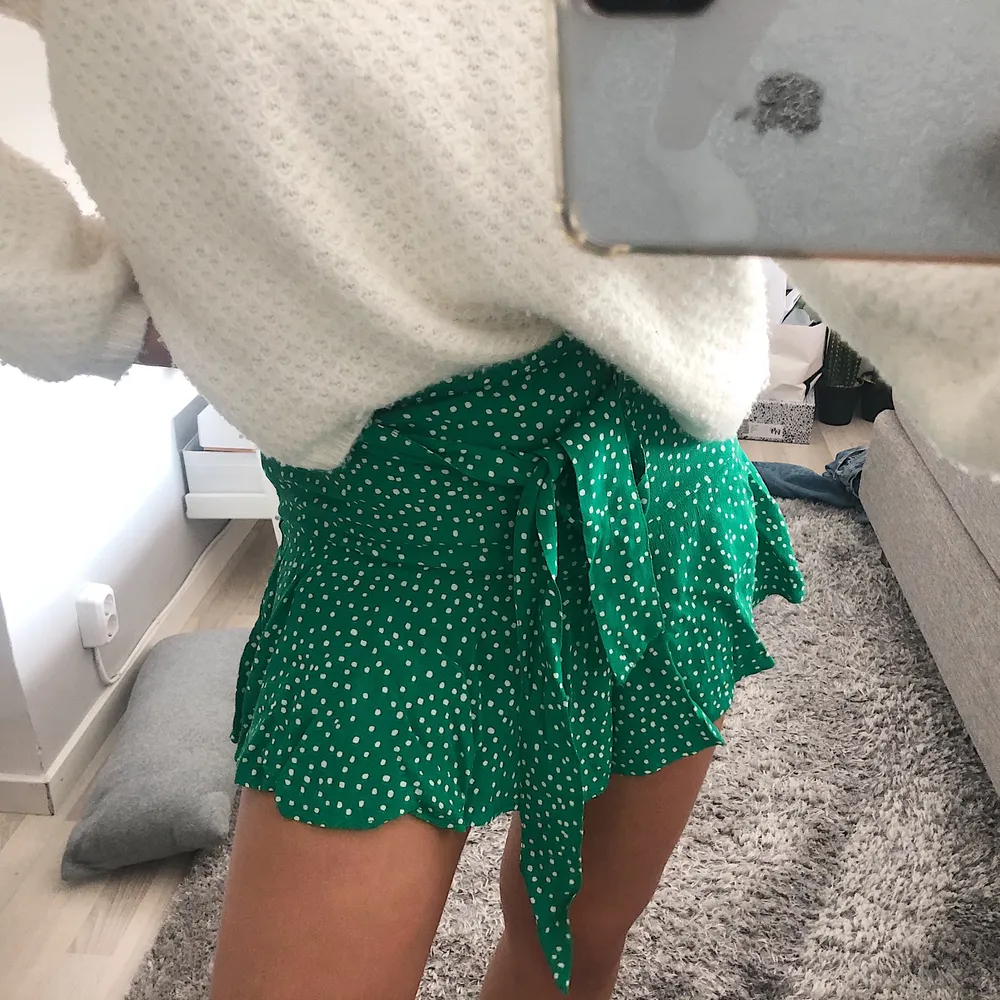 Jätte söt prickig kjol från Zara, med ”shorts byxor” inbyggt, super praktiskt💚🤩 tyvärr för liten för mig, Storlek S/36!! Frakt ingår ej. Kjolar.