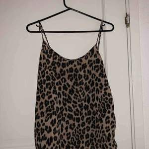 Ett snyggt leopard linne ifrån Gina Tricot, storlek 36 passar en XS-S! Köparen står för frakt och betalning sker via swish!💋
