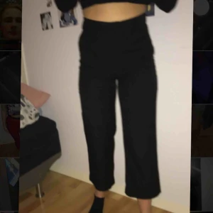  - Svarta utsvängda byxor, ankellängd med stora framfickor som dock var svårs att fota