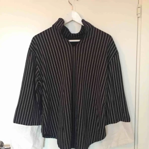  - Blus/skjorta från Zara i nyskick. Vida ärmar. Passar dig med strl S-M. Möts i Stockholm efter överenskommelse eller skickas mot fraktkostnad.