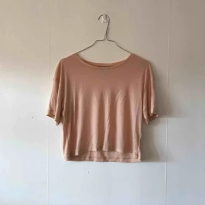  - T shirt från & Other stories  Nästan helt ny I fint skick  Finns i Malmö Kan skickas 