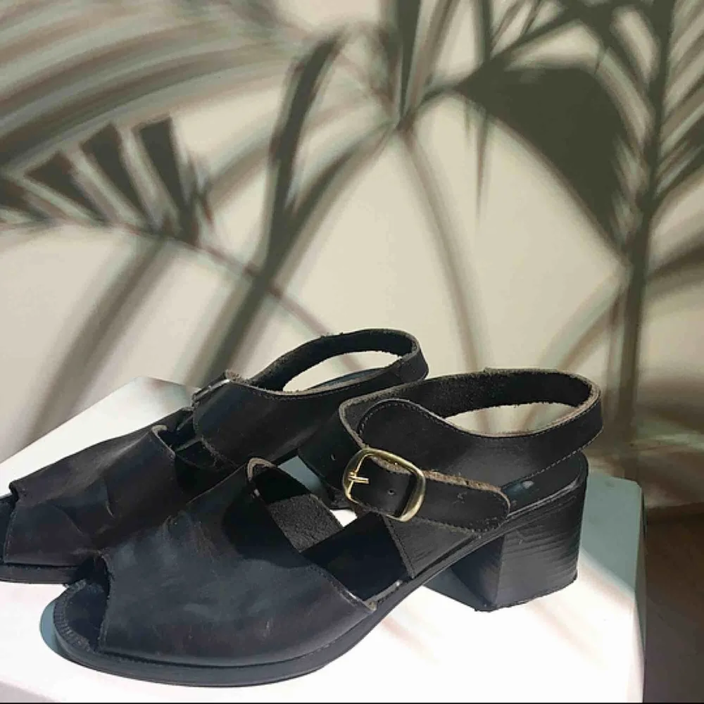 Vintage 90s svarta typ mules/chunky heel sandals i italienskt läder. I bra begagnat skick och otroligt bekväma 💫. Skor.