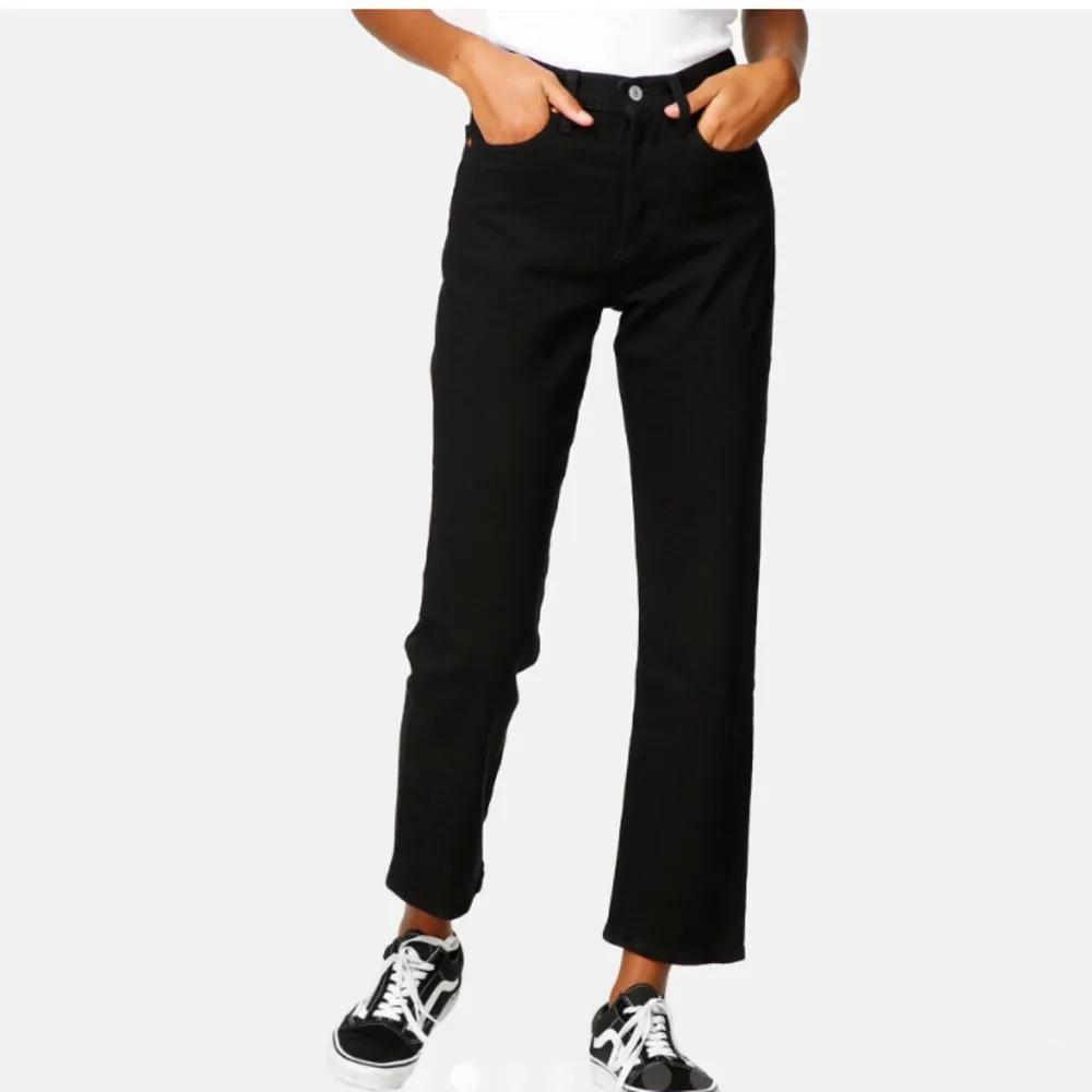 Levi’s jeans i modellen ”wedgie” med rakpassform och i svart. Jeansen är stretchiga och bekväma. Obs, helt nya med etiketter kvar därav priset (går att diskuteras dock), kvitto och påse finns även.. Jeans & Byxor.