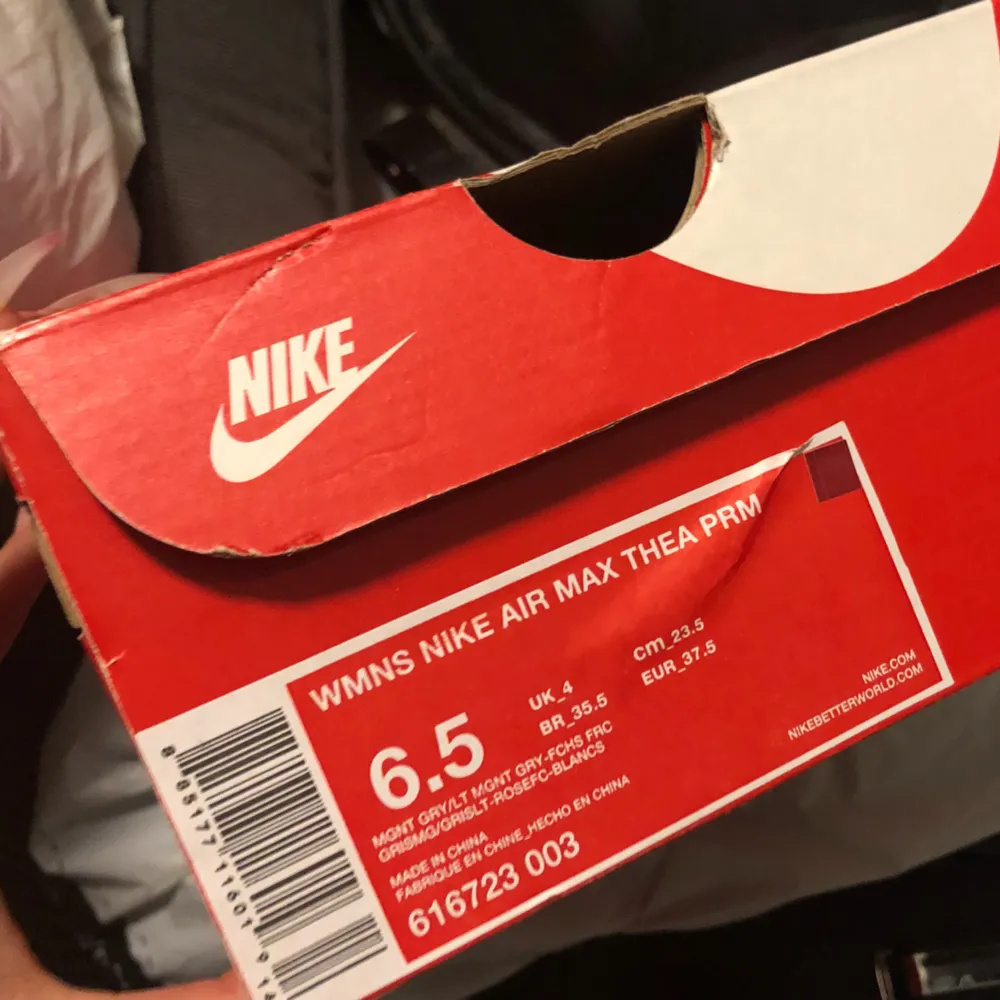 Skor från Nike i modellen Air Max Thea. Använda 2-3 ggr som nya. Säljes pga fel storlek. Nypris 1295:- . Skor.