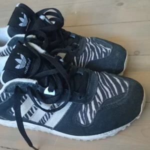  - Adidas sneakers storlek 38