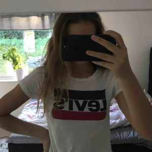  - En vit Levis tröja i väldigt bra skick! Använd ett fåtal gånger, och säljer den för att de är för liten för mig! 