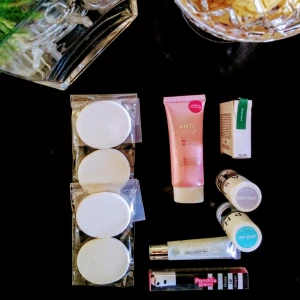  - Här är smink som jag ger bort! Kuddar för applicering av foundation (oanvända), en foundation (oanvänd), en grön ögonskugga (använd en gång) (TAGEN), topplack och baslack (påbörjade), ett läppglans med glitter och ett med crimson (oanvända) (TAGNA). Annonser om oanvända skönhetsprodukter från Dior, R+Co, Smith & Cult, Essie m.fl. med 70-80% rabatt ligger även ute!