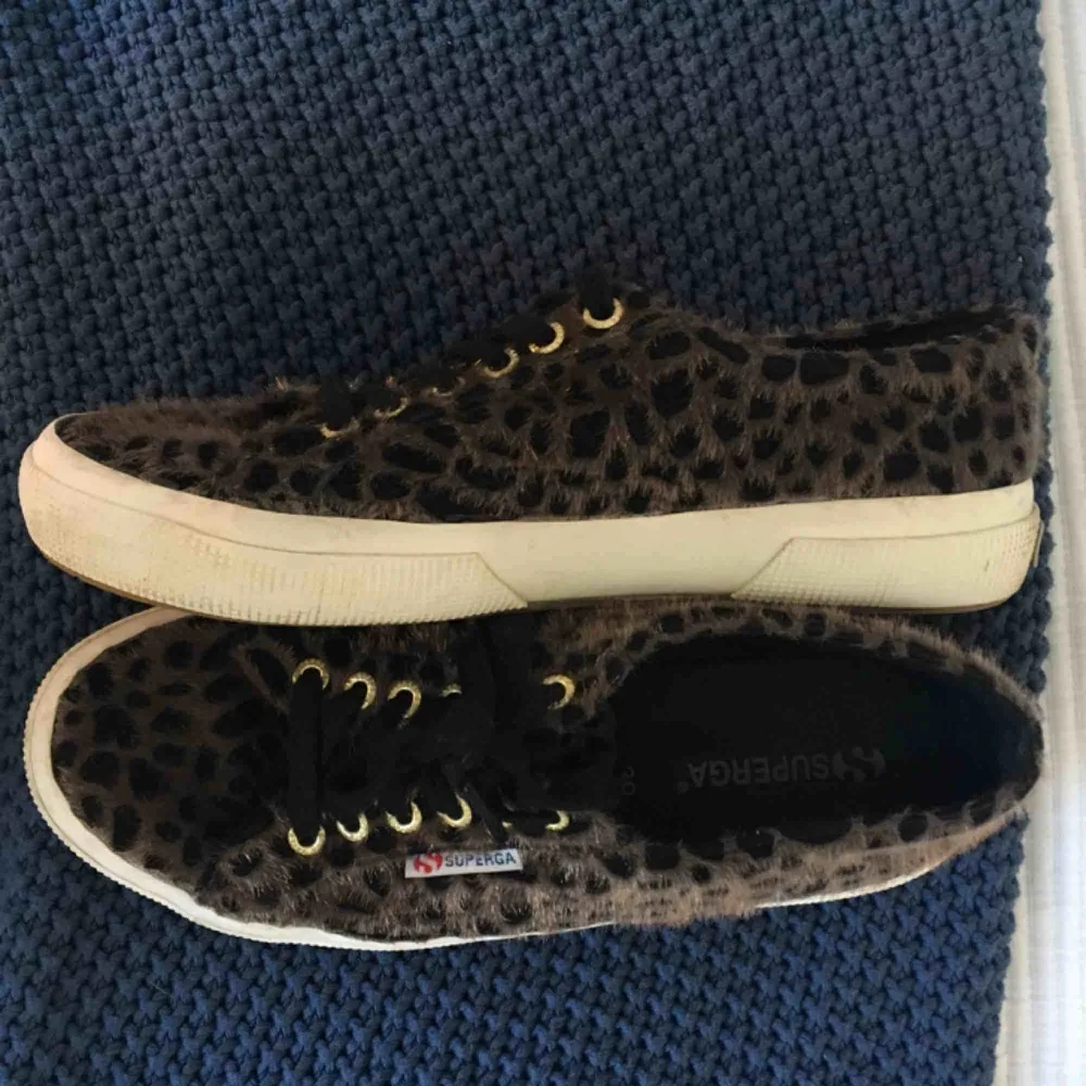 Superga skor i låtsas päls leopard. Super snygga och unika, inköpa i deras egna butik i London. Säljer pga att dom inte kommer till användning. . Skor.