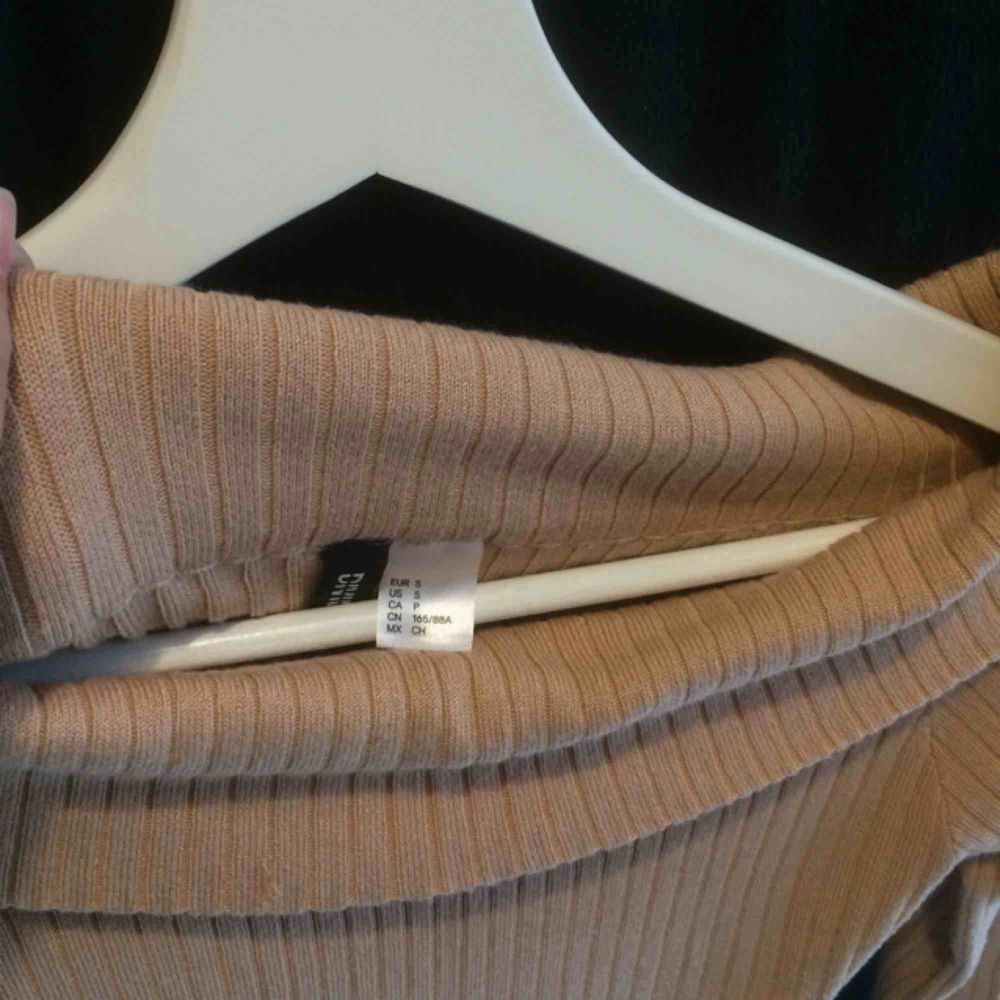 Ribbad nude Off-shoulder finstickad tröja från H&M.  Kan mötas upp annars står köparen för frakten (45kr). Stickat.