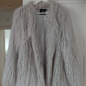  - Pälsjacka från asos, pris kan diskuteras Storlek 42 Grå/vit