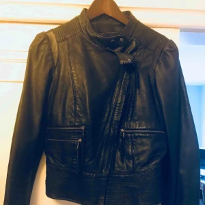  - Fin bikerjacka i 100%läder. Fint rutigt innertyg 