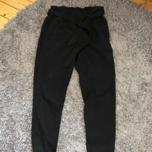  - Svarta kostymbyxor Köpare står för frakt. 