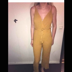  - Använd 1 gång, insåg att jag inte tycker den är fin på mig:( men sjukt fin byxdress! 