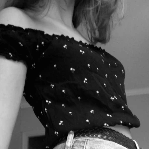  - Jättesöt offshoulder från brandymelville<3 Marinblå med vita små palmer, använd endast 1 gång så mycket fint skick. Hör av dig vid intresse!💘