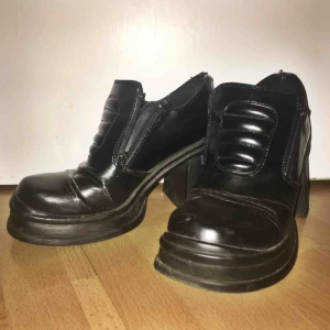  - Platåskor storlek 37! Slitna vid hälen därav billigare pris :)
