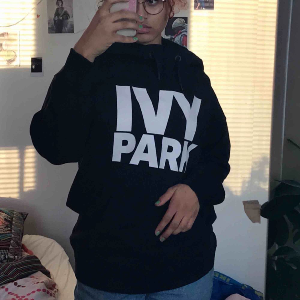 Ivy park hoodie, beyonces märke, går inte att köpa i butik längre. storlek M men som man ser är den stor. knappt något slitage alls frakt tillkommer. Huvtröjor & Träningströjor.