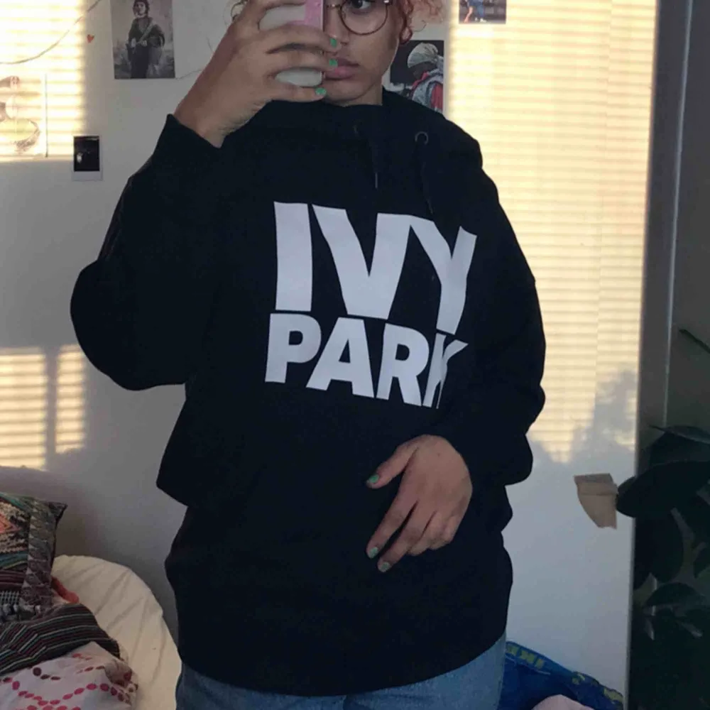 Ivy park hoodie, beyonces märke, går inte att köpa i butik längre. storlek M men som man ser är den stor. knappt något slitage alls frakt tillkommer. Hoodies.
