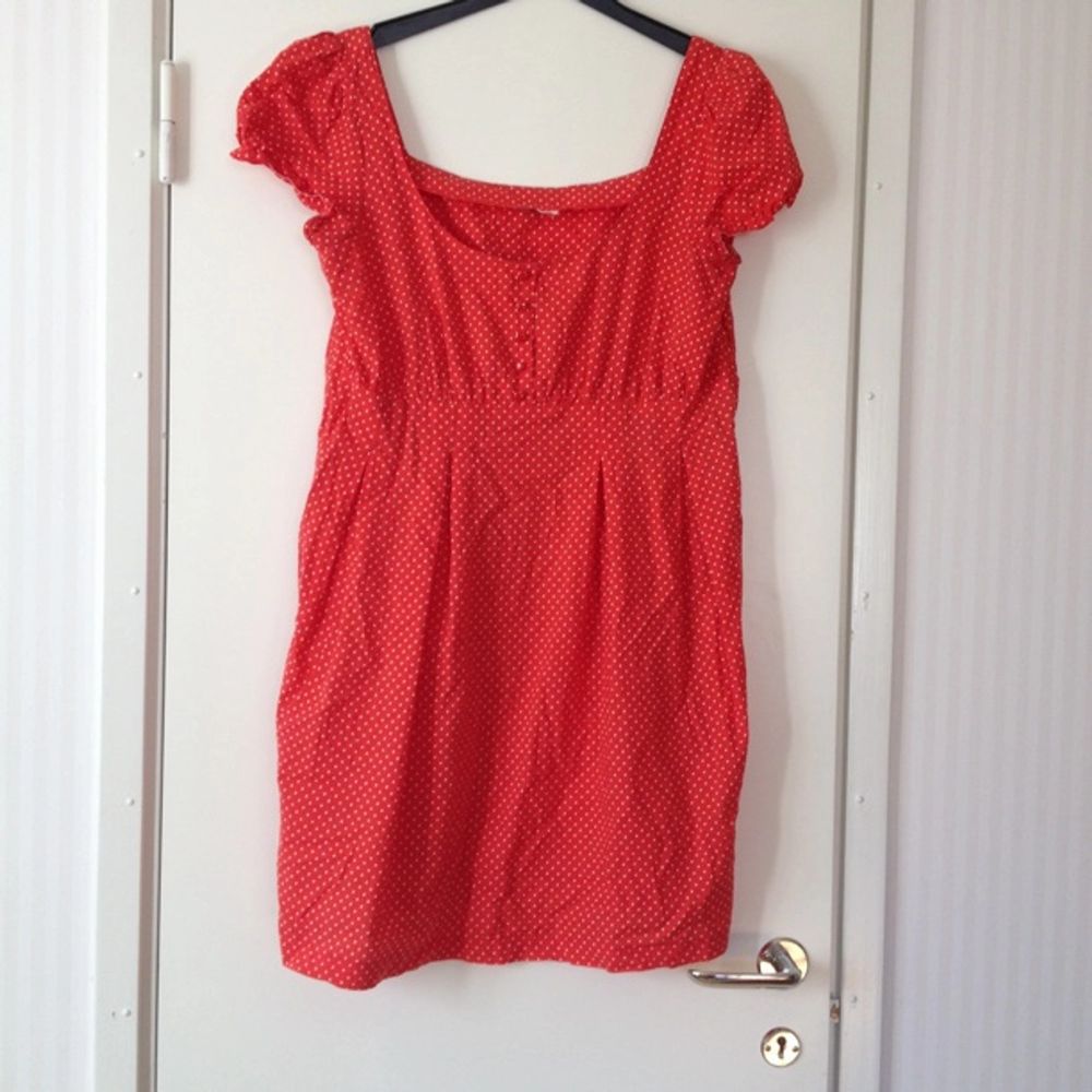 Röd klänning/tunika med vita prickar och knappar | Plick
