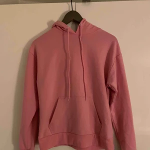  - Hoodie köpt på Carlings, storlek XS. Säljer då den inte kommit till användning. Kan dela på frakten.
