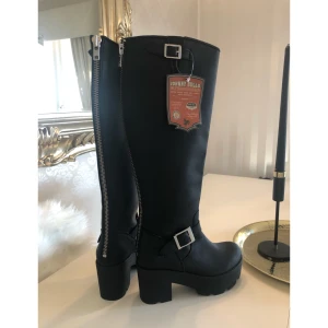  - Helt nya svarta stövlar från Johnny bulls.  Platå och dragkedja bak.  Storlek 37. Nya med lapp!