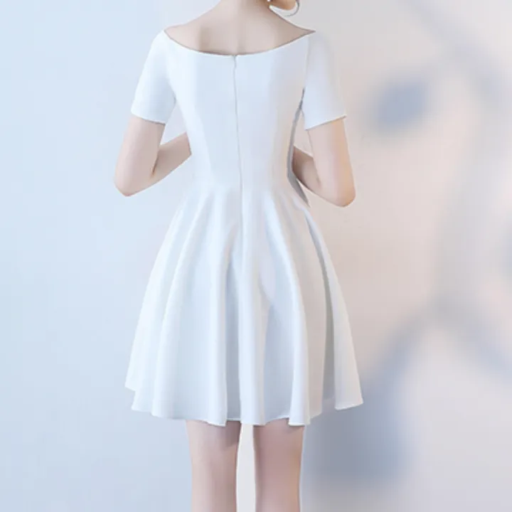 Väldigt snygg vit klänning som kan användas till studenten. Har aldrig haft på mig den för att den var fel storlek. Passar de som är 155 - 165 cm.. Klänningar.
