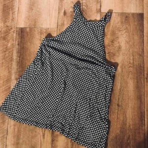  - En öppen ”slits” eller va man säger i ryggen, väldigt fin 🌸💓 köparen står för frakt 