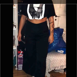  - Högmidjade kostymaktiga byxor från bikbok. Avklippta då jag är 162 cm.