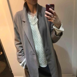  - Lätt lång jacka gjord på en ull/cashmere blandning. Hittade dock mim drömjacka strax efter den här så den har inte blivit använd. Har swish och kan posta eller mötas upp i Västerås 