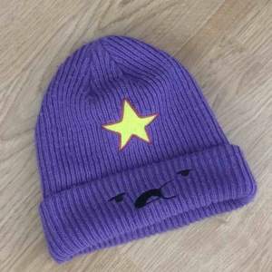 En Lumpy Space Princess från Adventure Time/Äventyrsdags mössa som är väldigt sliten och använd över ett par år men fortfarande i helt okej skick. Köparen står för frakten.