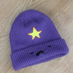  - En Lumpy Space Princess från Adventure Time/Äventyrsdags mössa som är väldigt sliten och använd över ett par år men fortfarande i helt okej skick. Köparen står för frakten.